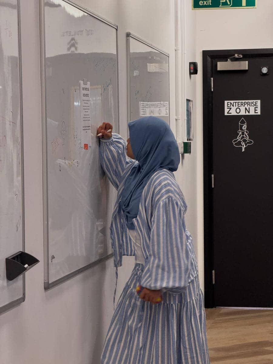 Oki Setiana Dewi jalan-jalan di sekitar University of Leeds