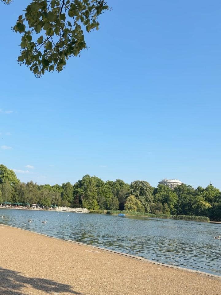 Yunita Siregar saat jalan-jalan di sekitar Hyde Park, London