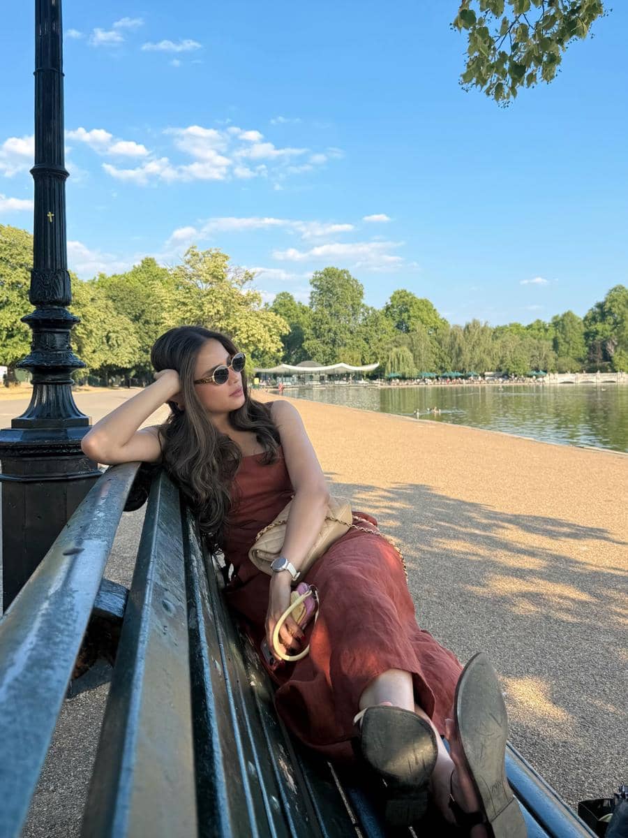 Yunita Siregar saat jalan-jalan di sekitar Hyde Park, London