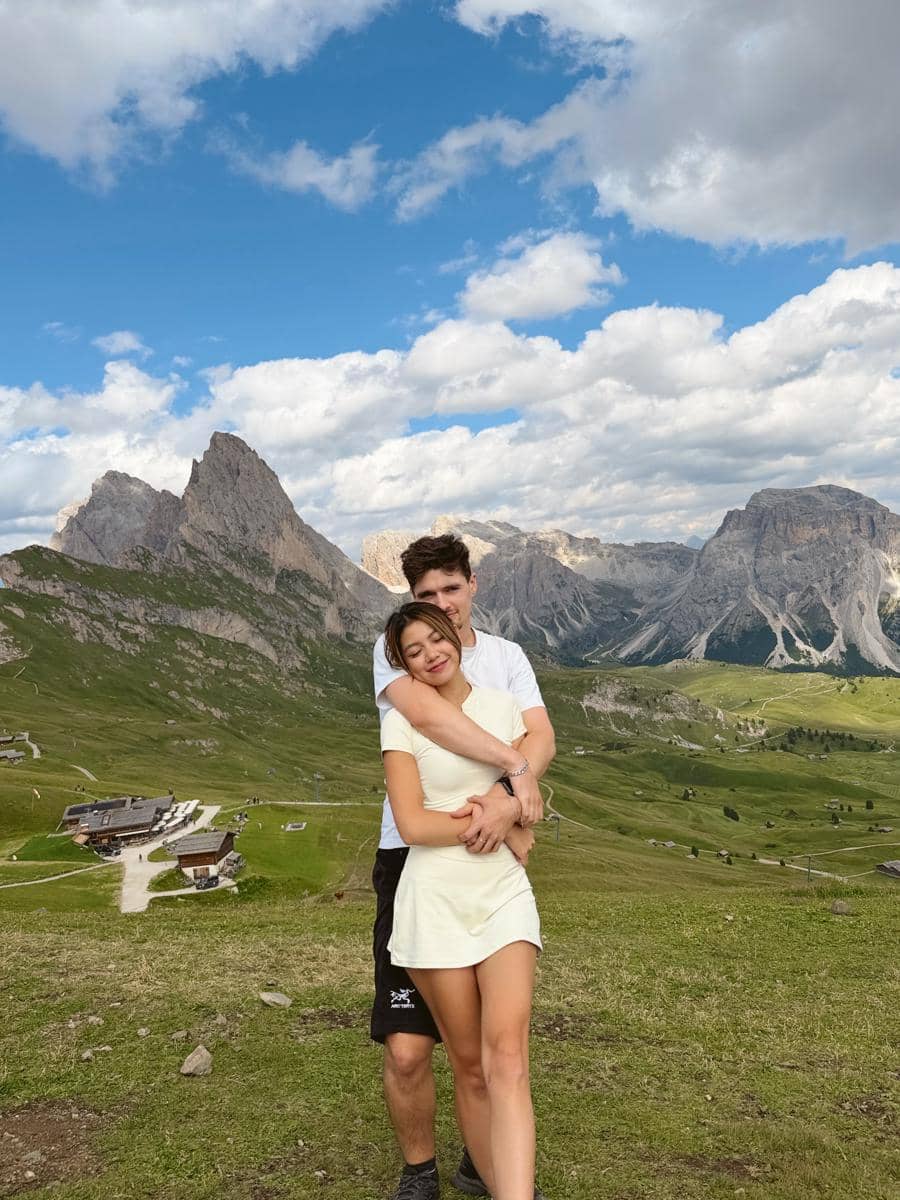 Regina Phoenix menikmati keindahan alam Pegunungan Dolomites