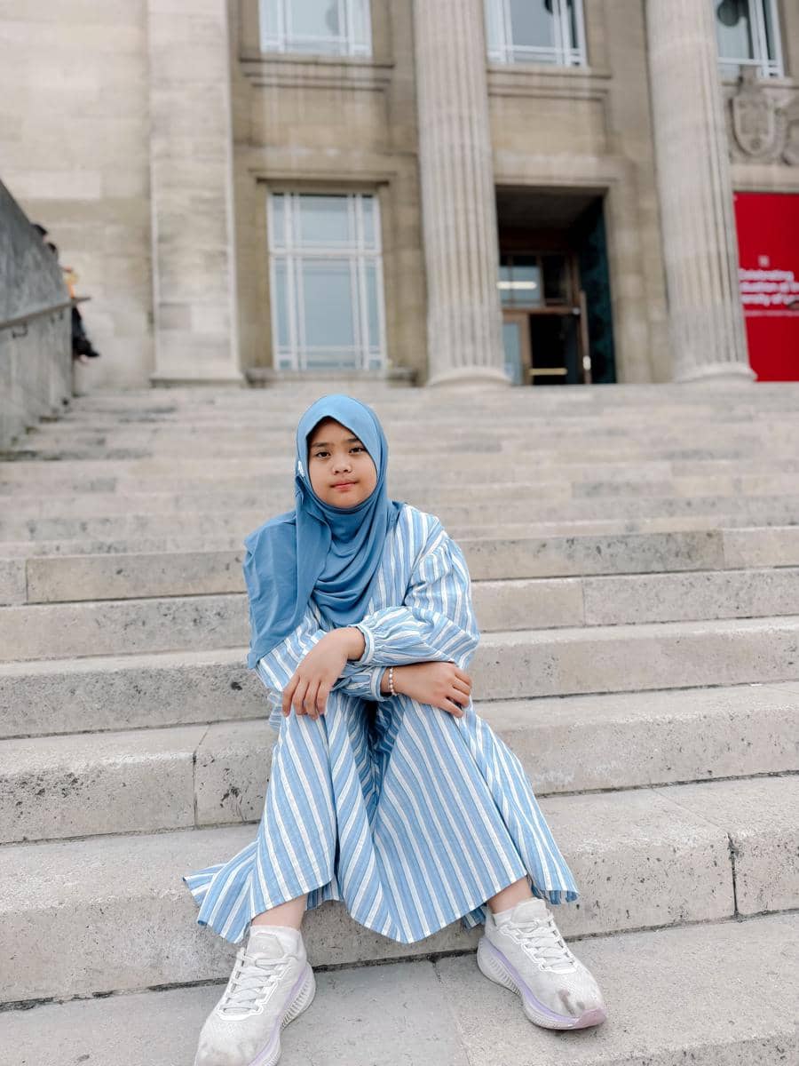 Oki Setiana Dewi jalan-jalan di sekitar University of Leeds