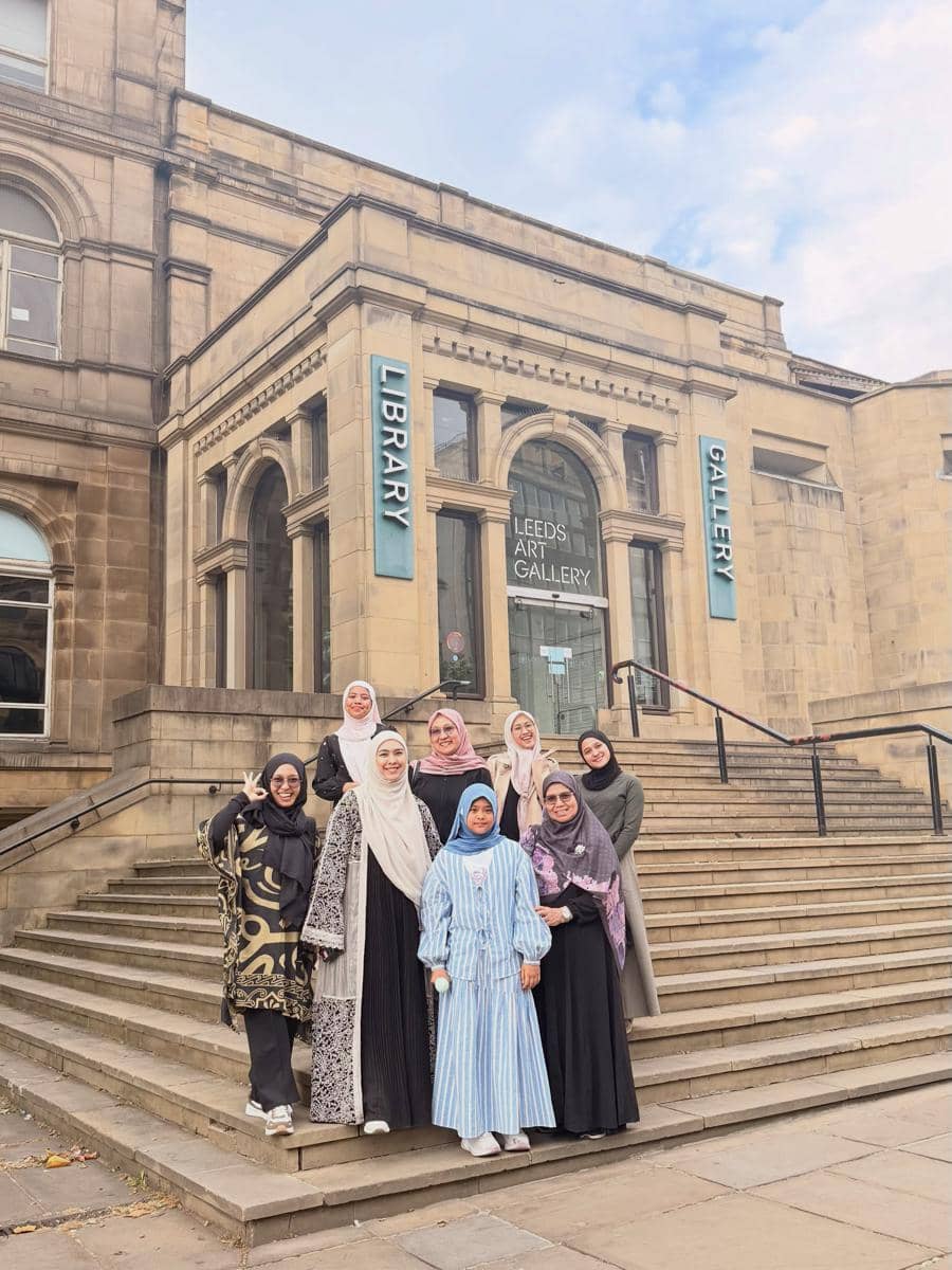 Oki Setiana Dewi jalan-jalan di sekitar University of Leeds