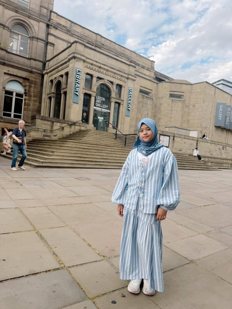 Oki Setiana Dewi jalan-jalan di sekitar University of Leeds