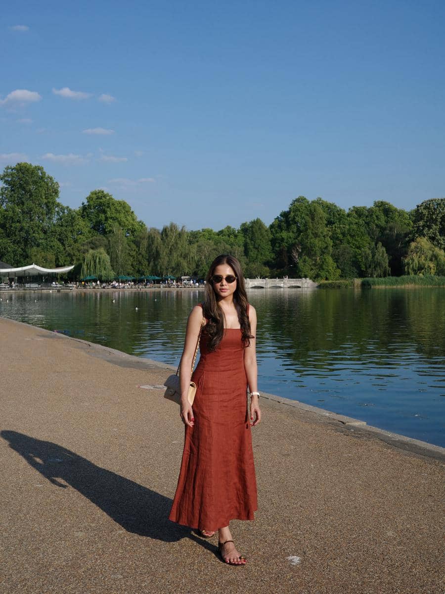 Yunita Siregar saat jalan-jalan di sekitar Hyde Park, London