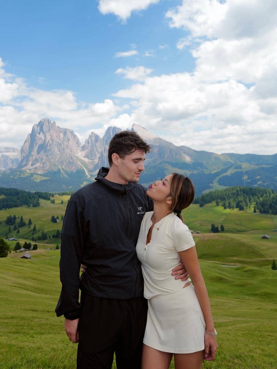 Regina Phoenix menikmati keindahan alam Pegunungan Dolomites