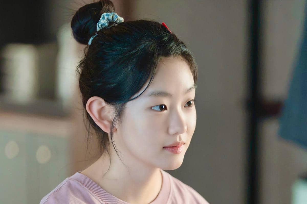Seo Su Min dalam adegan drama Agent Kim Reactivated, mengenakan busana formal dengan ekspresi serius.