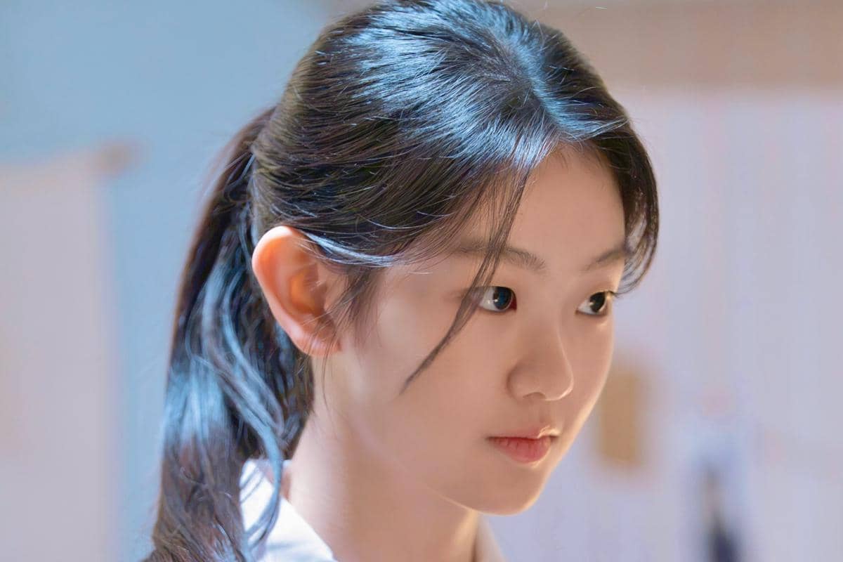 Seo Su Min tampil dalam drama Agent Kim Reactivated, dalam potret yang diunggah akun Instagram y.one_entertainment.