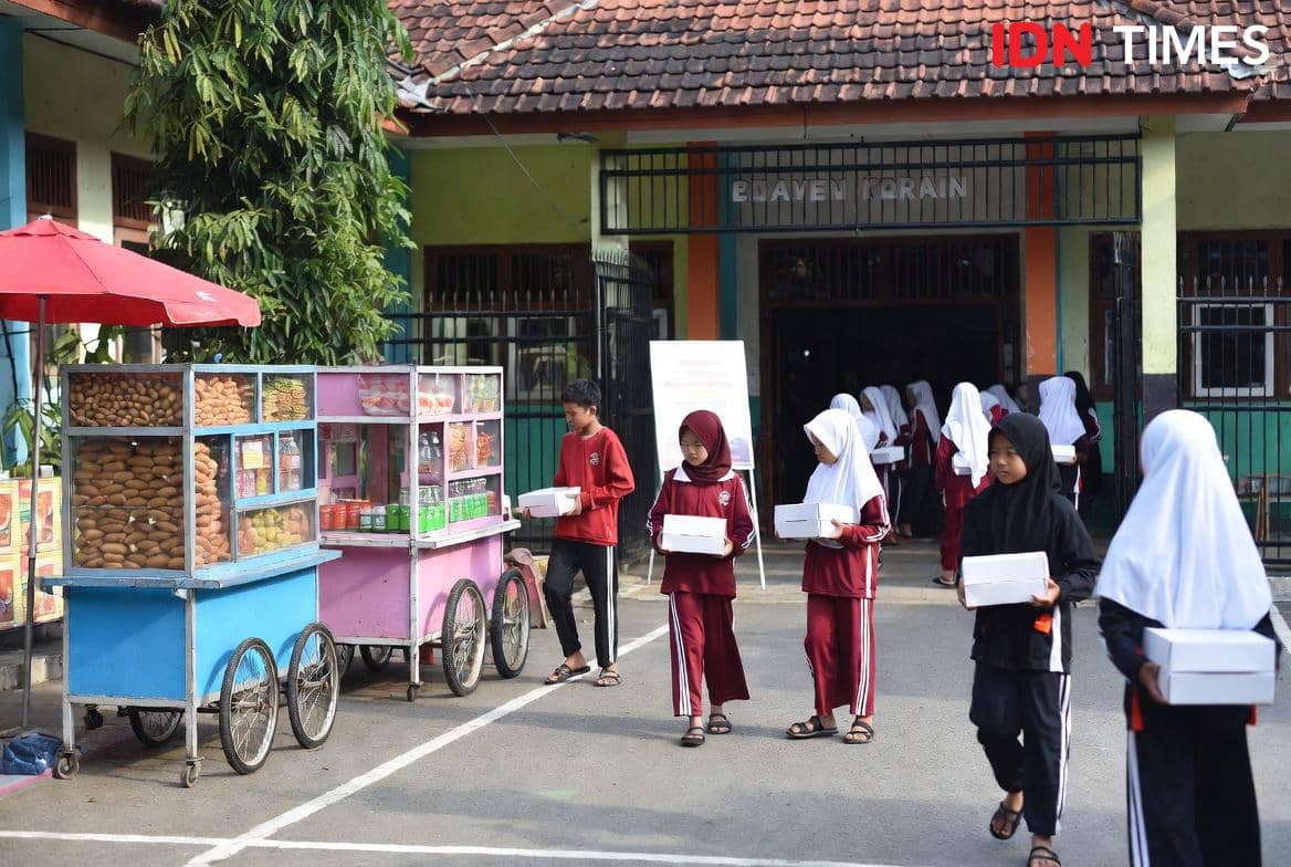 Ilustrasi program Makan Bergizi Gratis (MBG) pemerintah pusat yang dikaitkan dengan penurunan daya beli masyarakat.