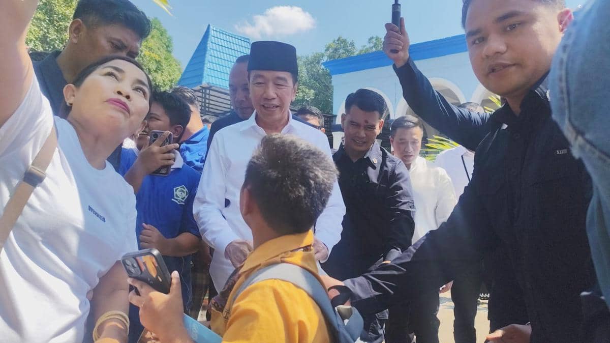 Presiden Joko Widodo tiba di Bandara El Tari Kupang, Nusa Tenggara Timur, mengenakan kemeja putih dan celana hitam.