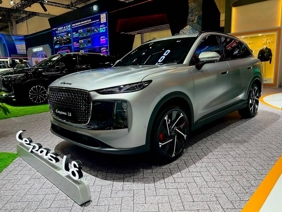SUV Lepas L8 dipamerkan di ajang GIIAS 2026, melengkapi kehadiran model E4 dari merek otomotif Lepas.