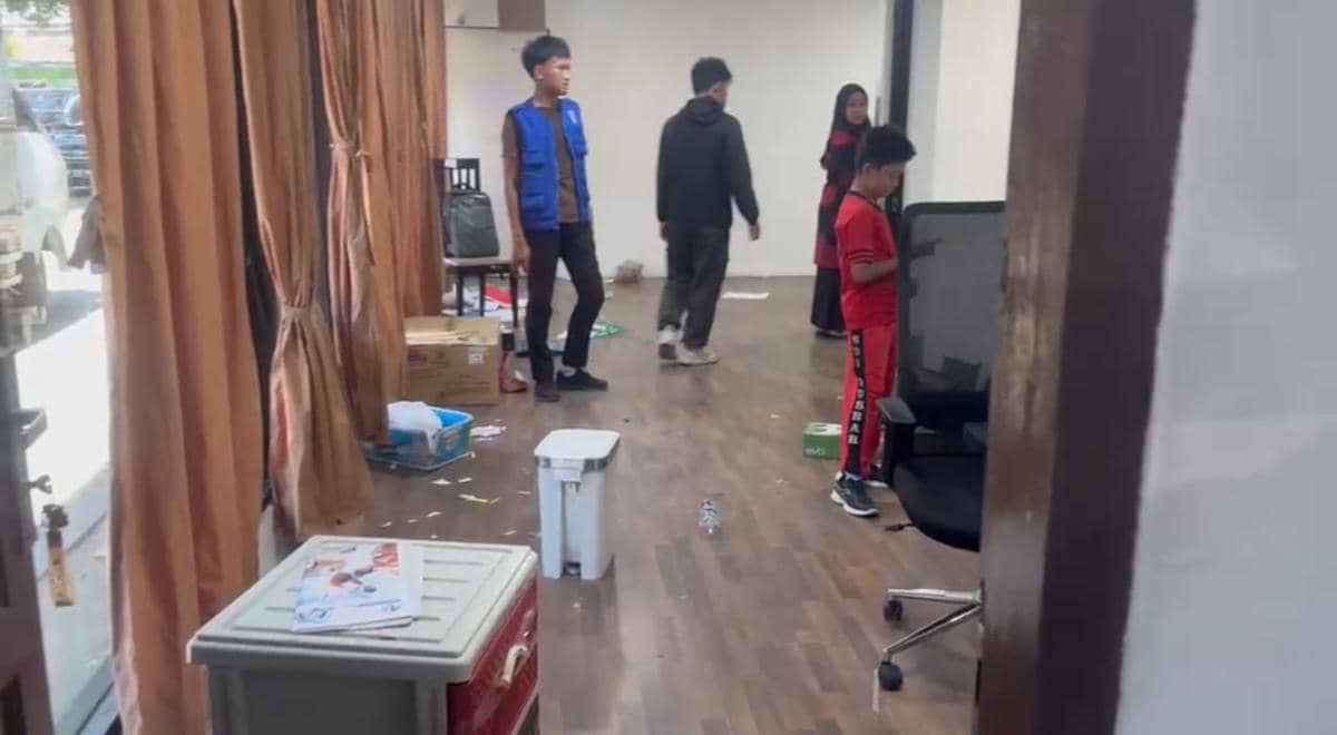 Petugas mengangkut berkas dan perlengkapan kerja Sekretariat DPRD Kota Makassar ke gedung baru di Kompleks DPRD.