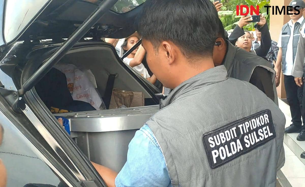 Tim penyidik Subdit Tipidkor Ditreskrimsus saat mengamankan satu boks besar berwarna abu-abu berisi dokumen dari Kantor Dinas Pendidikan Gow