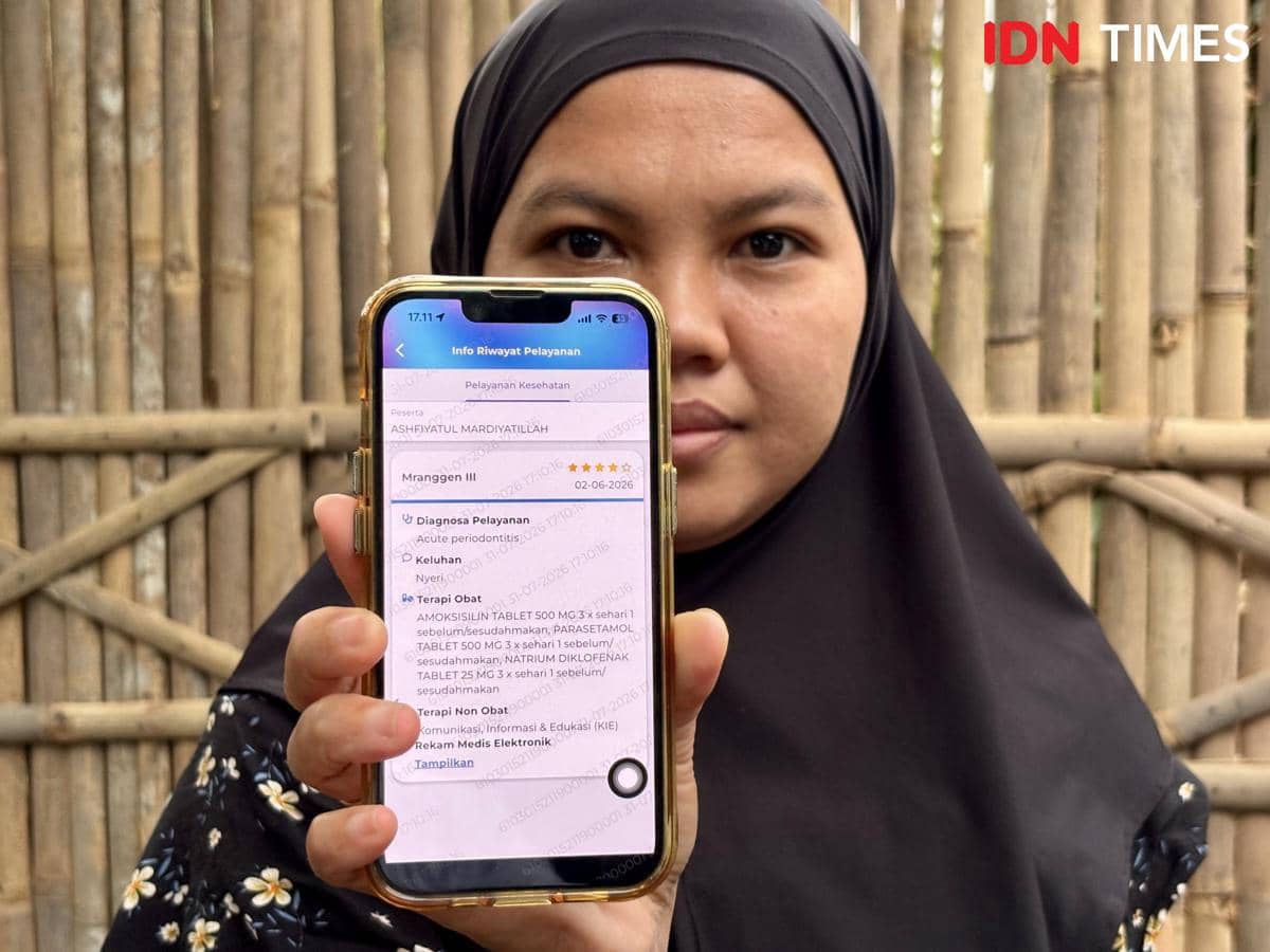 Fiya menunjukkan info riwayat pelayanan di aplikasi Mobile JKN. (IDN Times/Dhana Kencana)