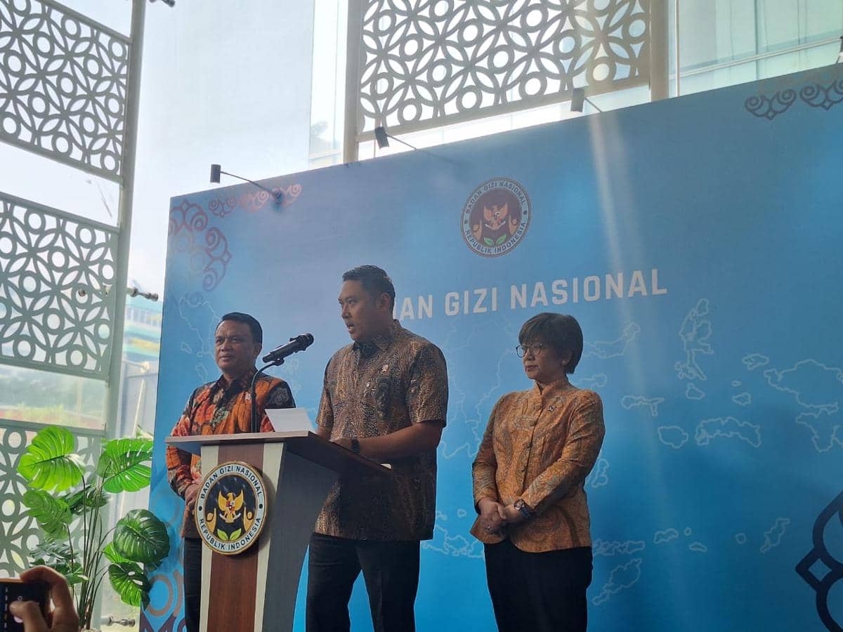 Kepala BGN, Sudaryono dalam konferensi pers terkait temuan anomali rekening pada Program Makan Bergizi Gratis (MBG) di kantor BGN, Kamis (31