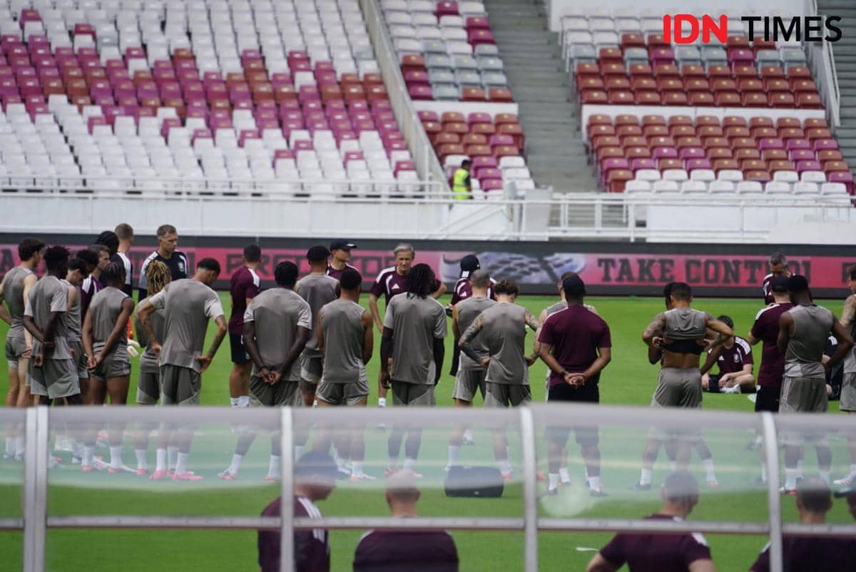 Kala Aston Villa Jajal Lapangan SUGBK di Siang Bolong