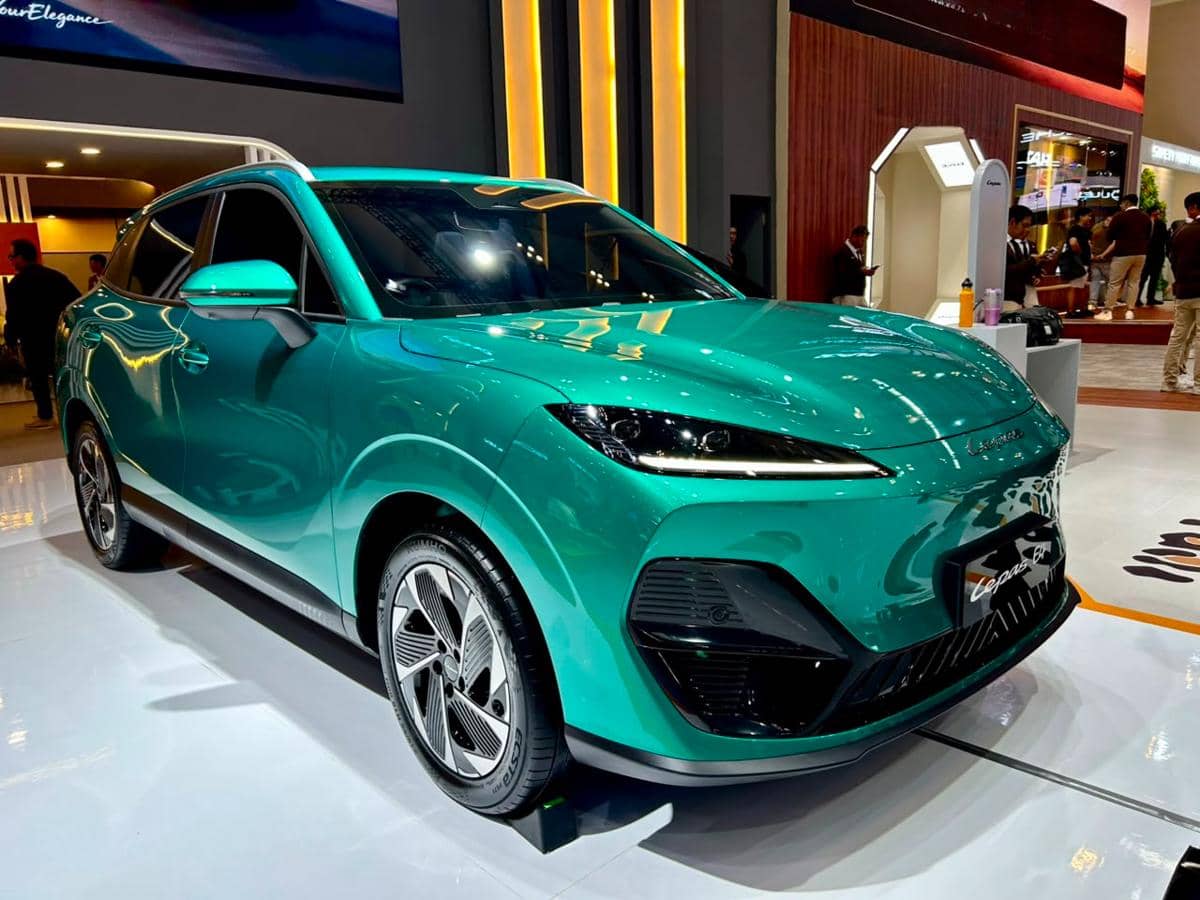 Lepas E4, mobil listrik yang ditawarkan dengan harga spesial pada ajang pameran otomotif GIIAS 2026.