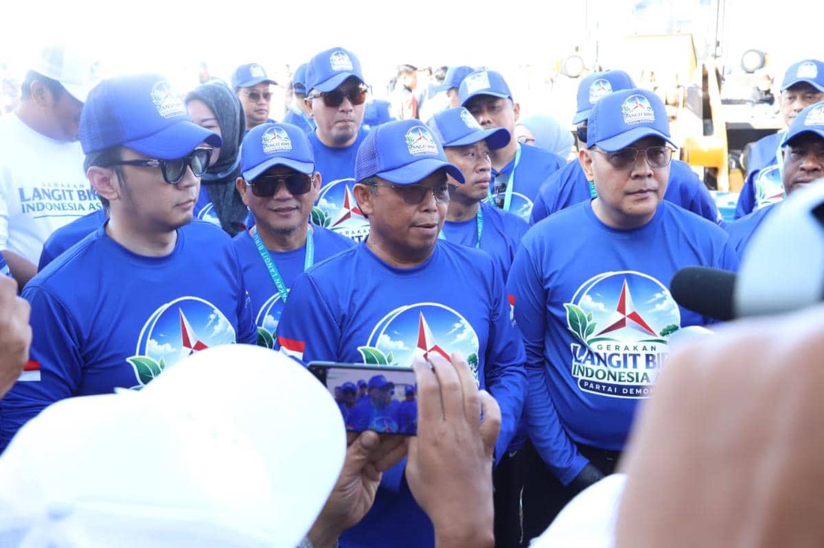 Sekjen Demokrat Herman Khaeron saat meluncurkan aksi Gerakan Langit Biru Indonesia Asri.