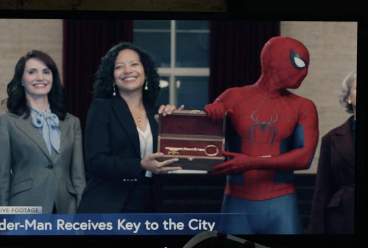 Sheila Rivera menyerahkan Key to the City kepada Spider-Man dalam momen terkait Spider-Man: Brand New Day.