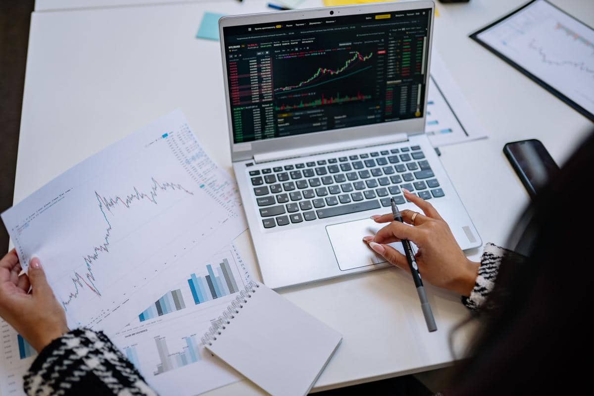Ilustrasi rebalancing dari Pexels oleh Yan Krukau yang menggambarkan penyesuaian kembali alokasi aset investasi.