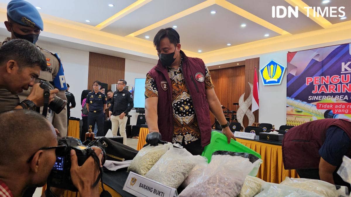Pilot Malaysia diduga menyelundupkan narkoba ke Indonesia dalam pemberitaan yang dikreditkan kepada IDN Times.
