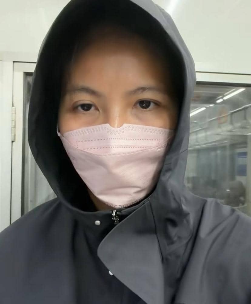 Greysia Polii berpose di dalam kereta rel listrik (KRL), dengan latar pintu serta interior gerbong penumpang.