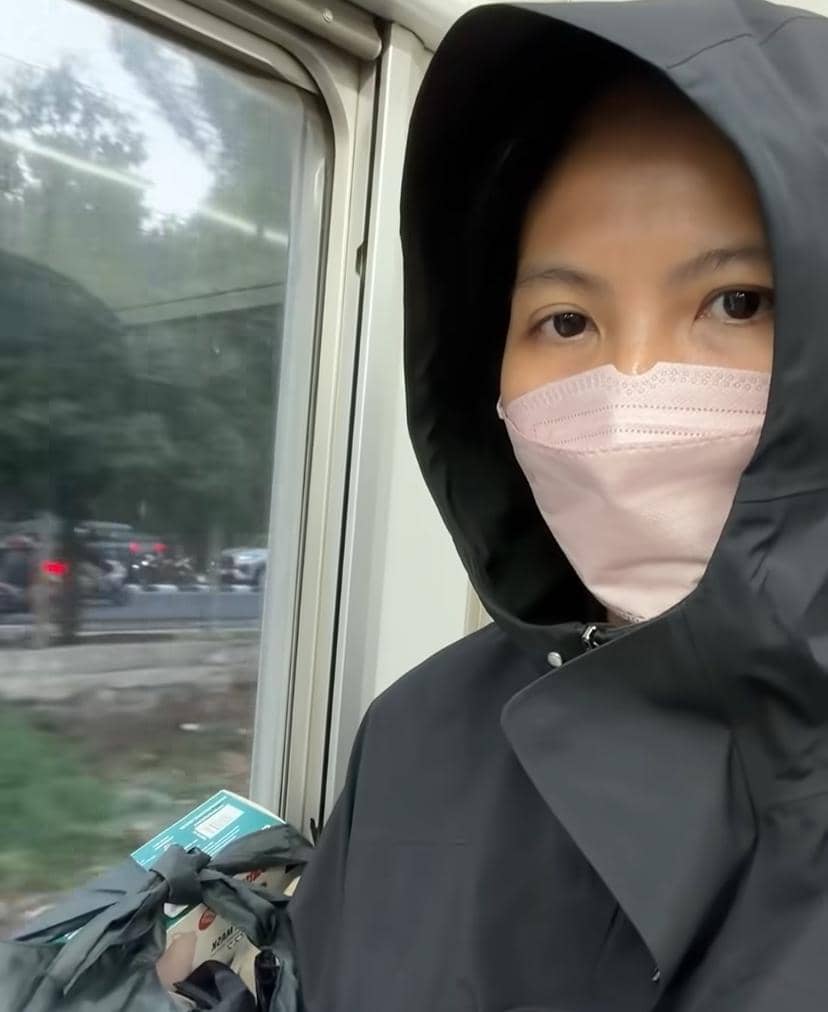 Greysia Polii dalam potret saat menggunakan KRL, terlihat dalam unggahan akun Instagram @greysiapolii.