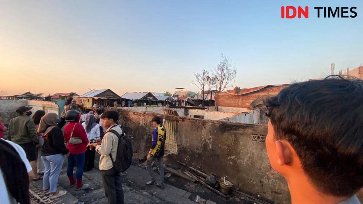 Puing-puing kebakaran di kawasan pemukiman Jalan Sultan Abdullah II, Kelurahan Tallo, Kecamatan Tallo, Makassar, Jumat (31/7/2026) dini hari