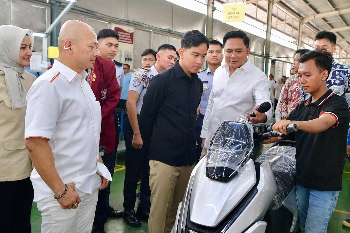 Momen Gibran Menjajal Motor Listrik Saat Kunjungi Pabrik di Tangerang