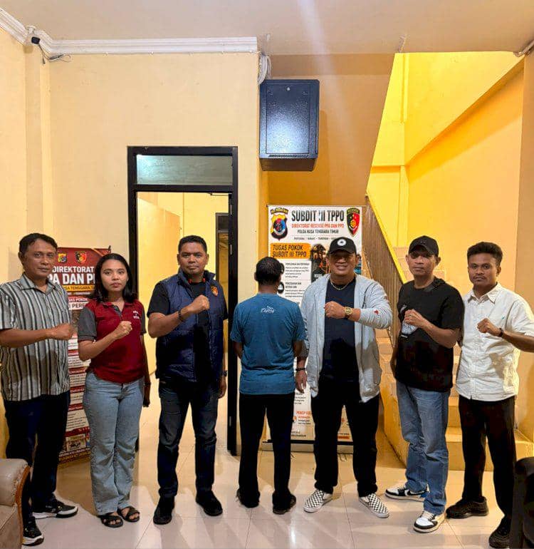Seorang pendeta di Kupang yang ditangkap polisi terkait dugaan kasus pencabulan menurut dokumentasi Polda NTT.