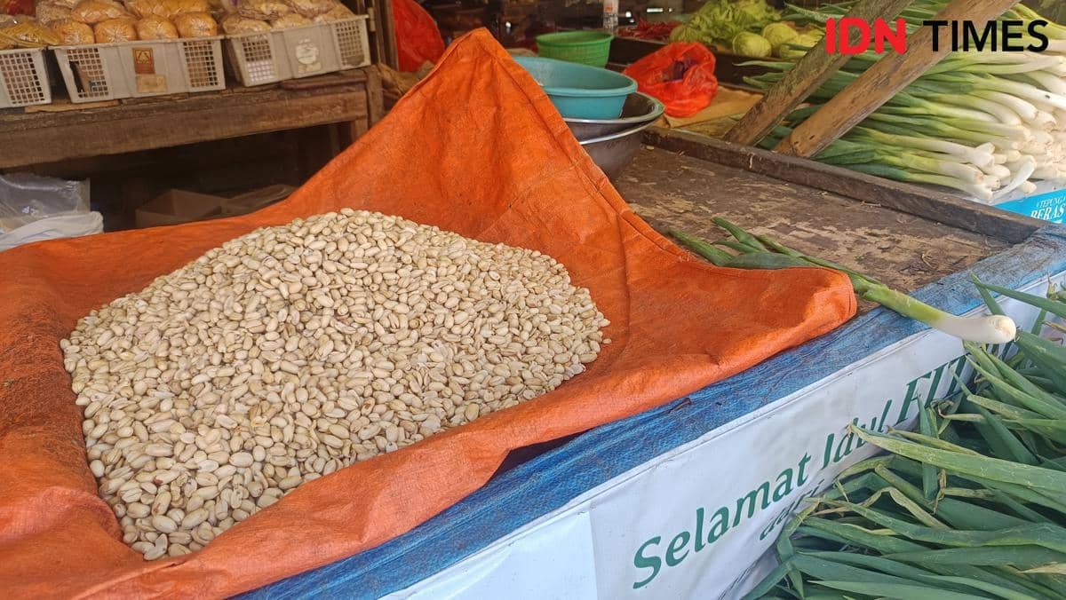 Tumpukan kacang tanah dijual di Pasar Terong, Makassar, saat harga komoditas tersebut mengalami kenaikan.