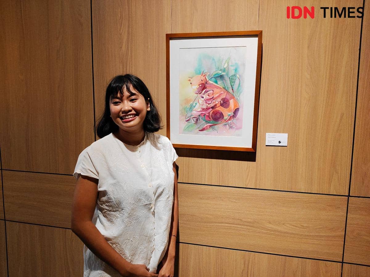 Seorang seniman bernama Aprilia El Shinta dengan karyanya. 