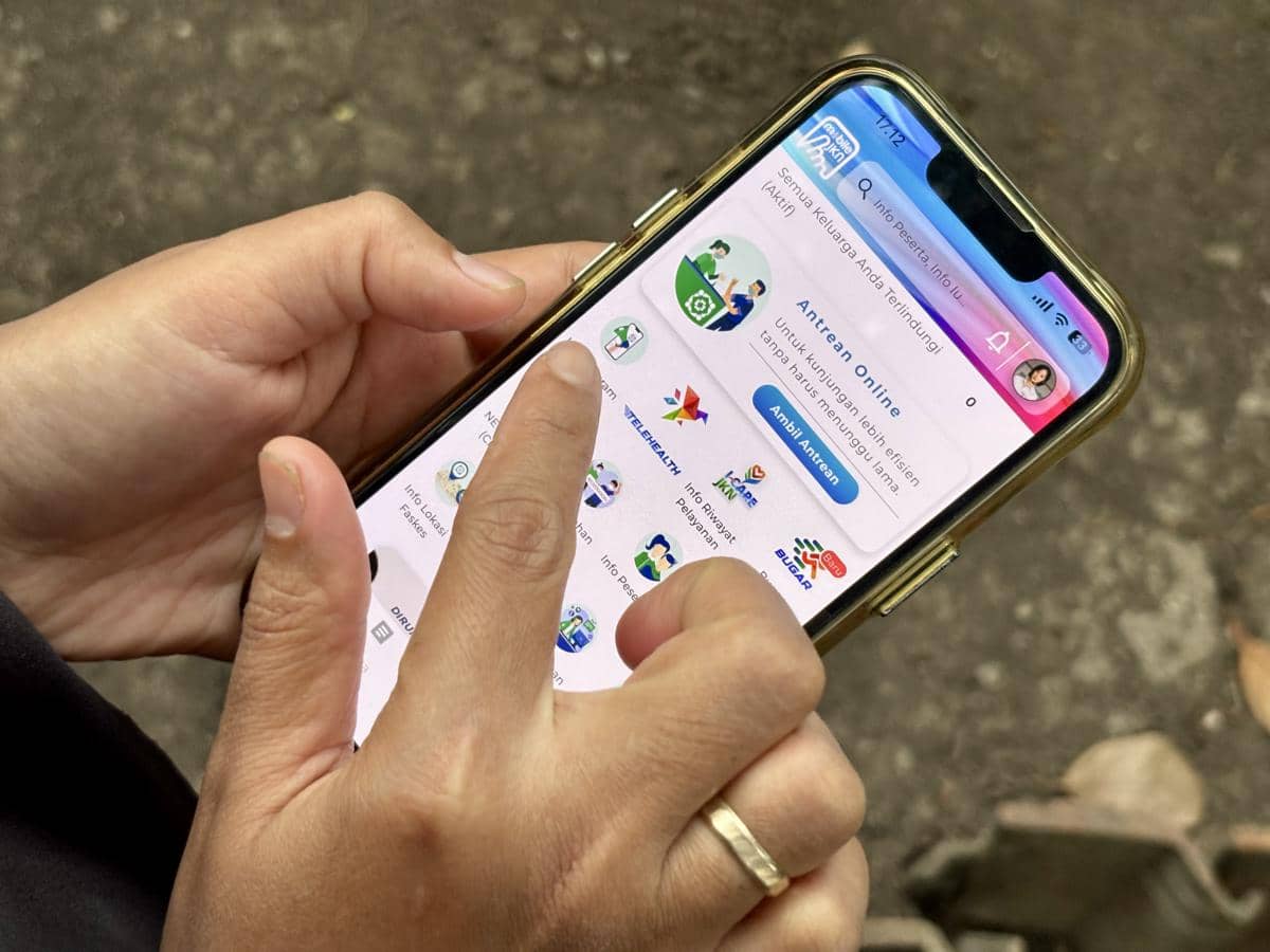 Fiya mengakses aplikasi Mobile JKN di rumahnya. (IDN Times/Dhana Kencana)
