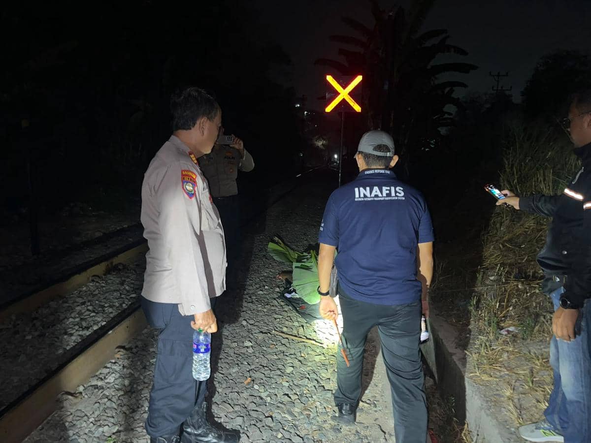 Duduk di Tengah Rel, Pria Asal Lampung Tewas Tertabrak Kereta Api