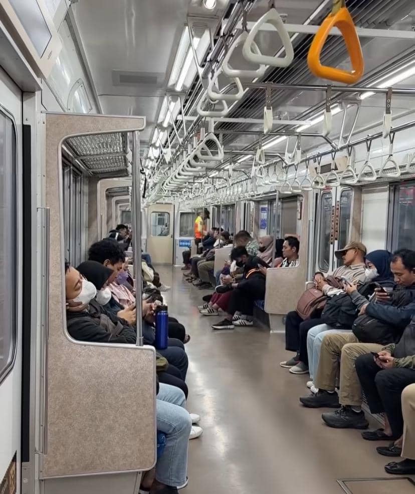 Greysia Polii berpose untuk potret saat berada di dalam kereta rel listrik (KRL), sebagaimana dibagikan di Instagram.