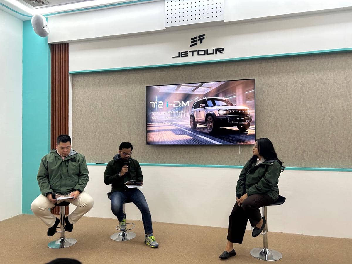 Area pameran Jetour di GIIAS 2026 menampilkan mobil dan materi promosi bagi pengunjung pameran otomotif.