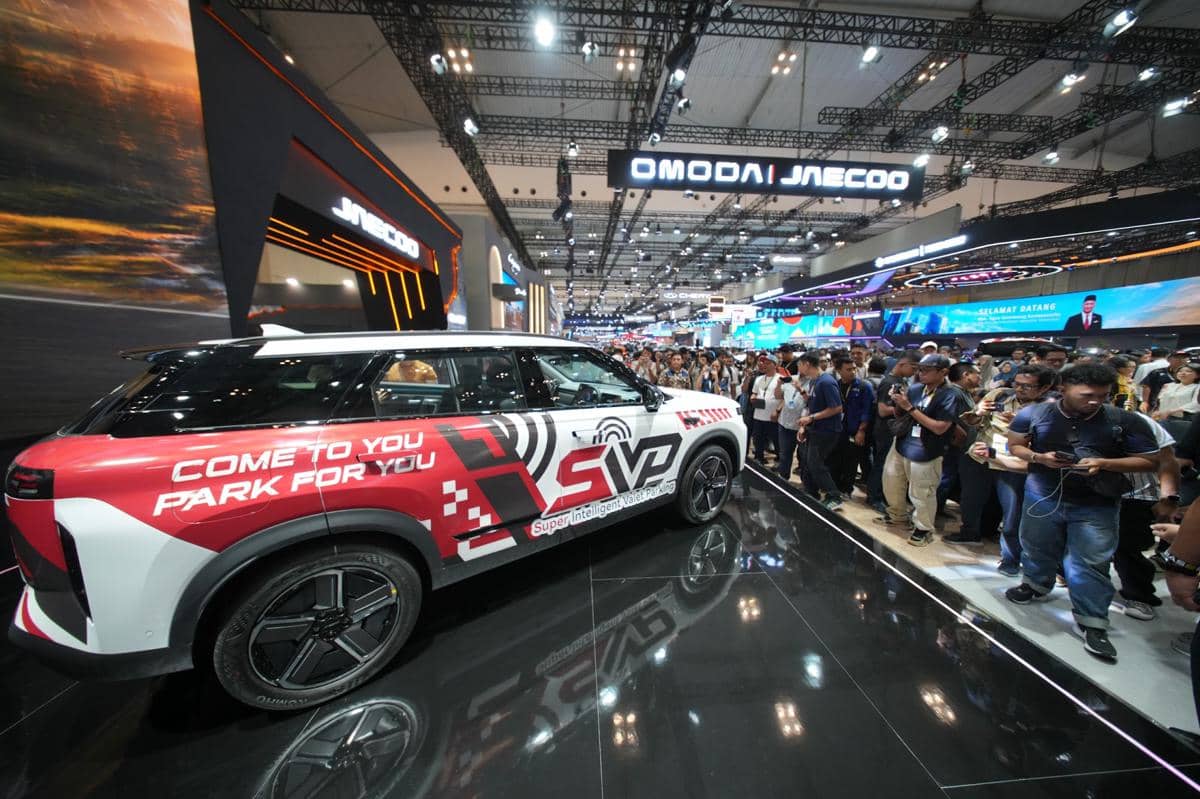 Mobil Jaecoo diparkir otomatis tanpa pengemudi di dalamnya, menggambarkan fitur parkir mandiri kendaraan.