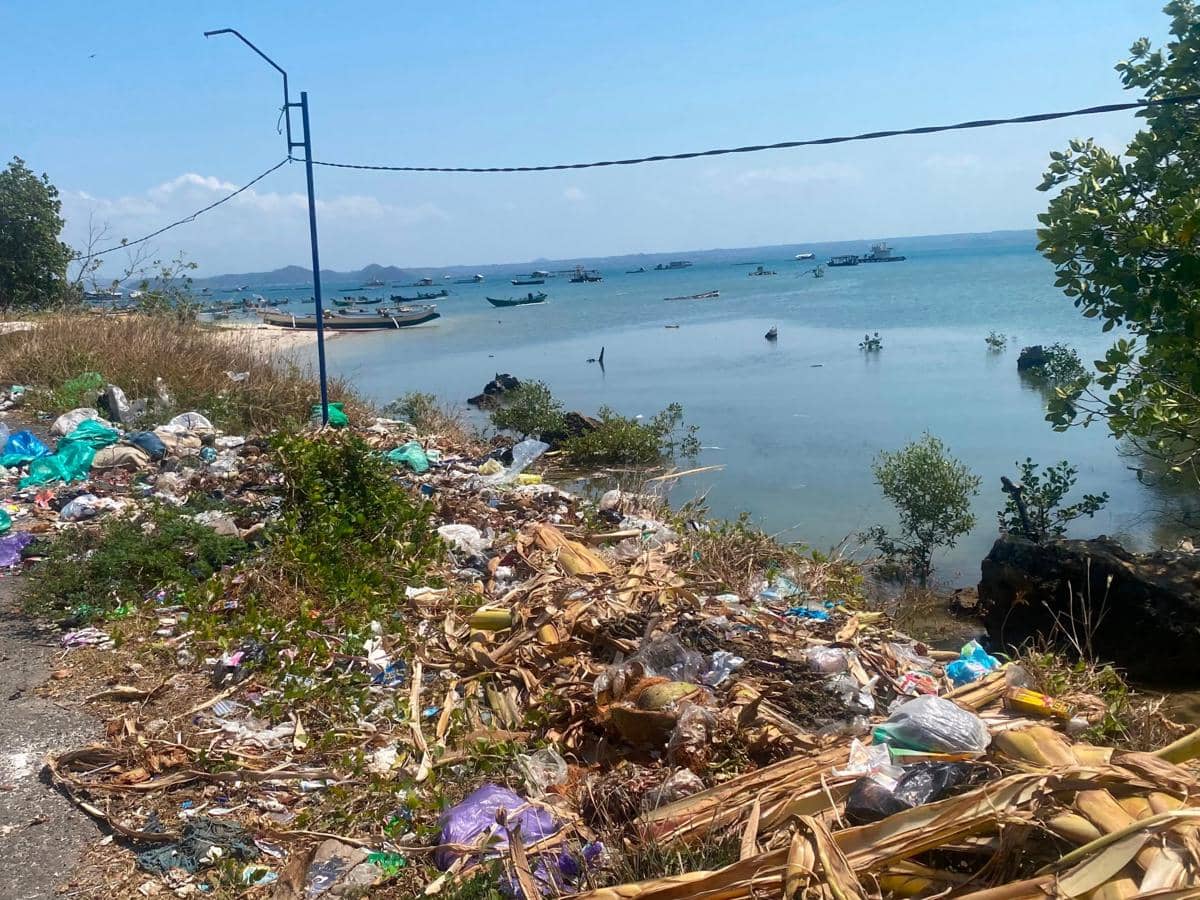 Nelayan Curhat ke Zulhas: Pantai Ekas Buana Lombok Dipenuhi Sampah