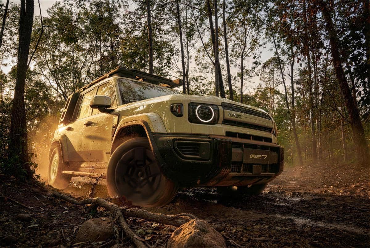 iCAR V27 REEV berwarna perak tampil dengan bodi SUV bergaya boxy, garis tegas, lampu depan bulat, dan ground clearance tinggi.
