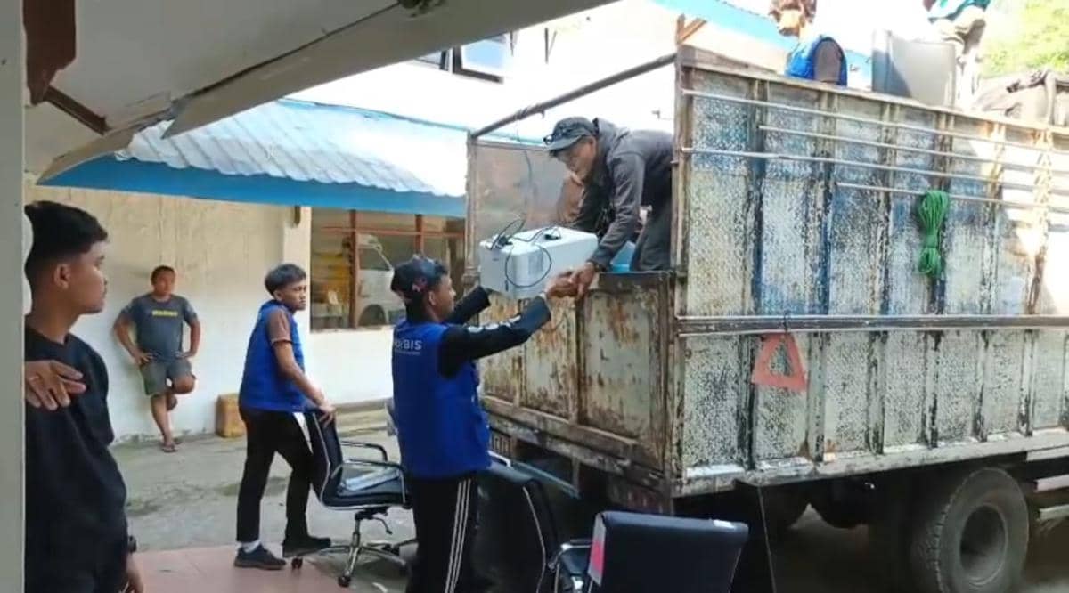Sejumlah pekerja mengangkut berkas dan perlengkapan kerja Sekretariat DPRD Kota Makassar ke gedung baru di Jalan AP Pettarani.