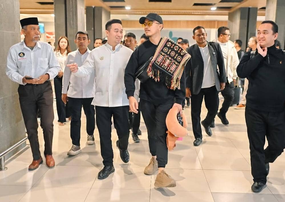 Kaesang Pangarep, Ketua Umum PSI, tiba di Kupang dalam kunjungan yang didokumentasikan oleh PSI NTT.