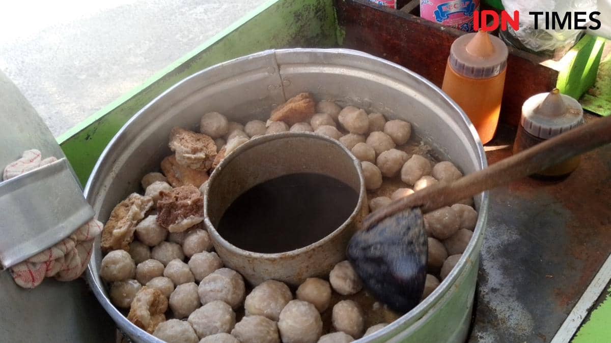 Semangkuk bakso dagangan Pak Aris di tengah penurunan pendapatan akibat kenaikan harga bahan pokok.