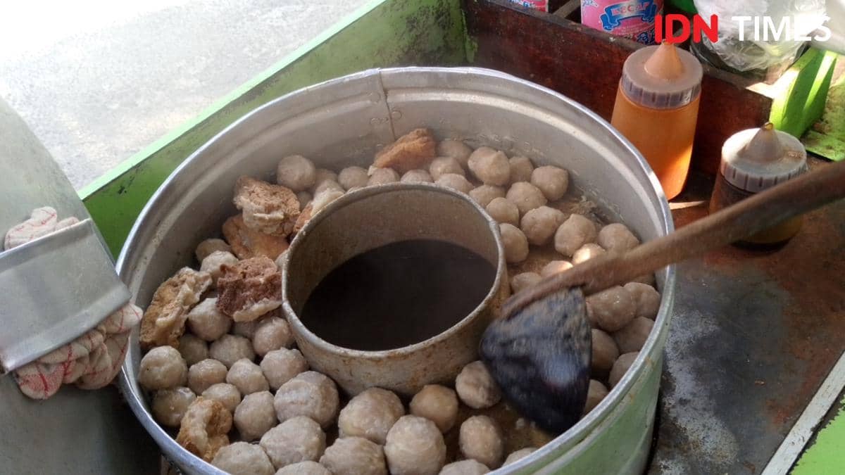 Semangkuk bakso dagangan Pak Aris di tengah penurunan pendapatan akibat kenaikan harga bahan pokok.