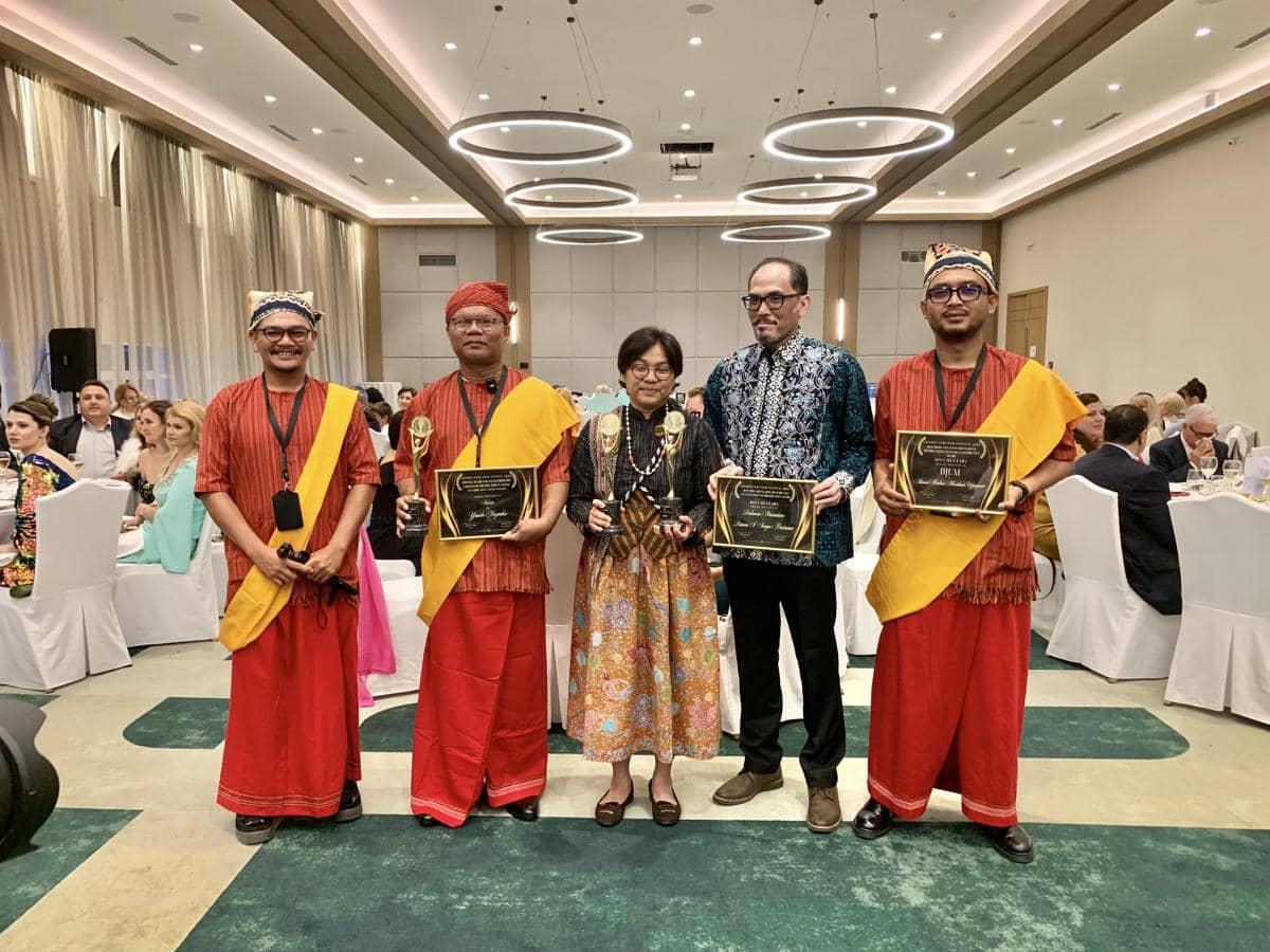 Ichwan Persada (kedua dari kiri) usai menerima penghargaan penghargaan khusus untuk kebudayaan dan kemanusiaan dari Golden FEMI Film Festiva