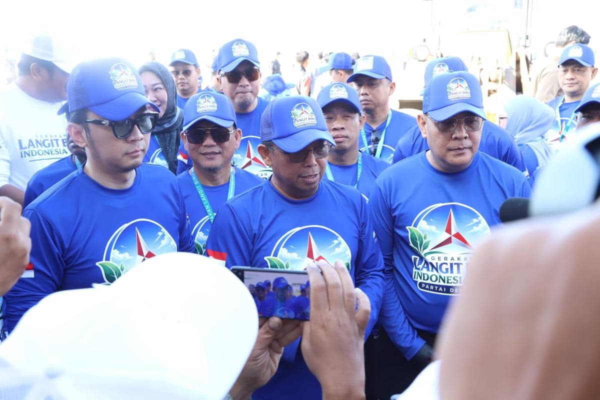 Sekjen Demokrat Herman Khaeron saat meluncurkan aksi Gerakan Langit Biru Indonesia Asri.