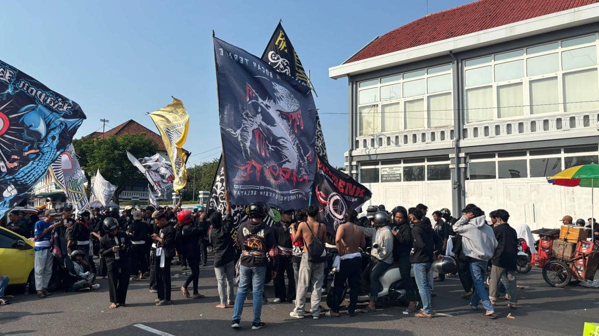 Kelompok Pesilat Demo di Depan Polrestabes Surabaya, Ini Tuntutannya