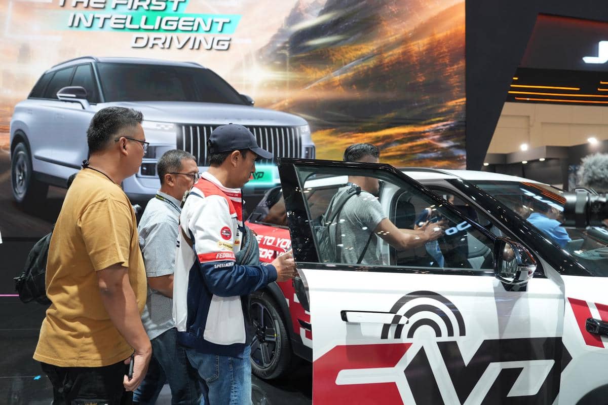 Mobil Jaecoo diparkir otomatis secara mandiri dengan fitur bantuan parkir canggih yang tersedia di kendaraan.