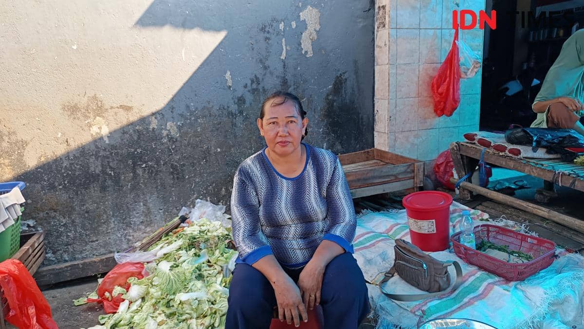 Asma, pedagang sayur, berada di Pasar Terong, Makassar, pada Jumat, 31 Juli 2026, saat menjalankan aktivitas dagang.
