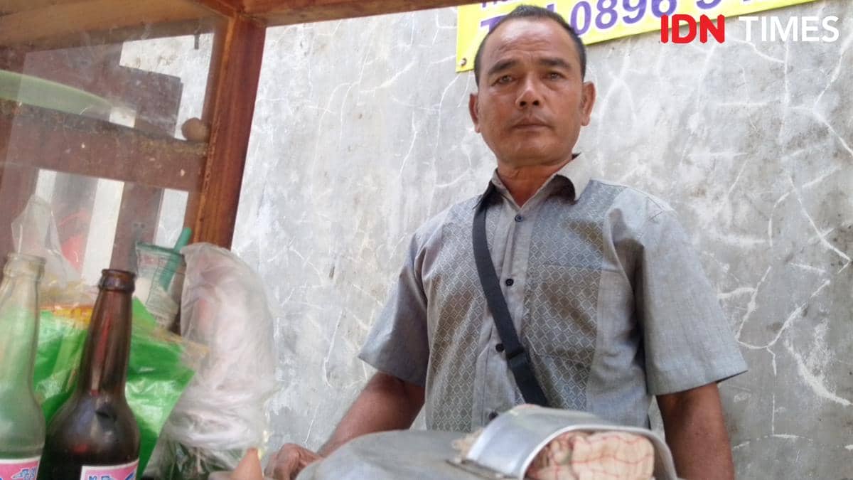 Pedagang kecil berupaya mempertahankan usaha di tengah kondisi ekonomi yang menyulitkan masyarakat dan UMKM.