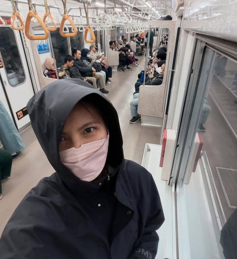 Potret Greysia Polii saat naik KRL, menggunakan layanan kereta komuter untuk perjalanan dengan transportasi umum.