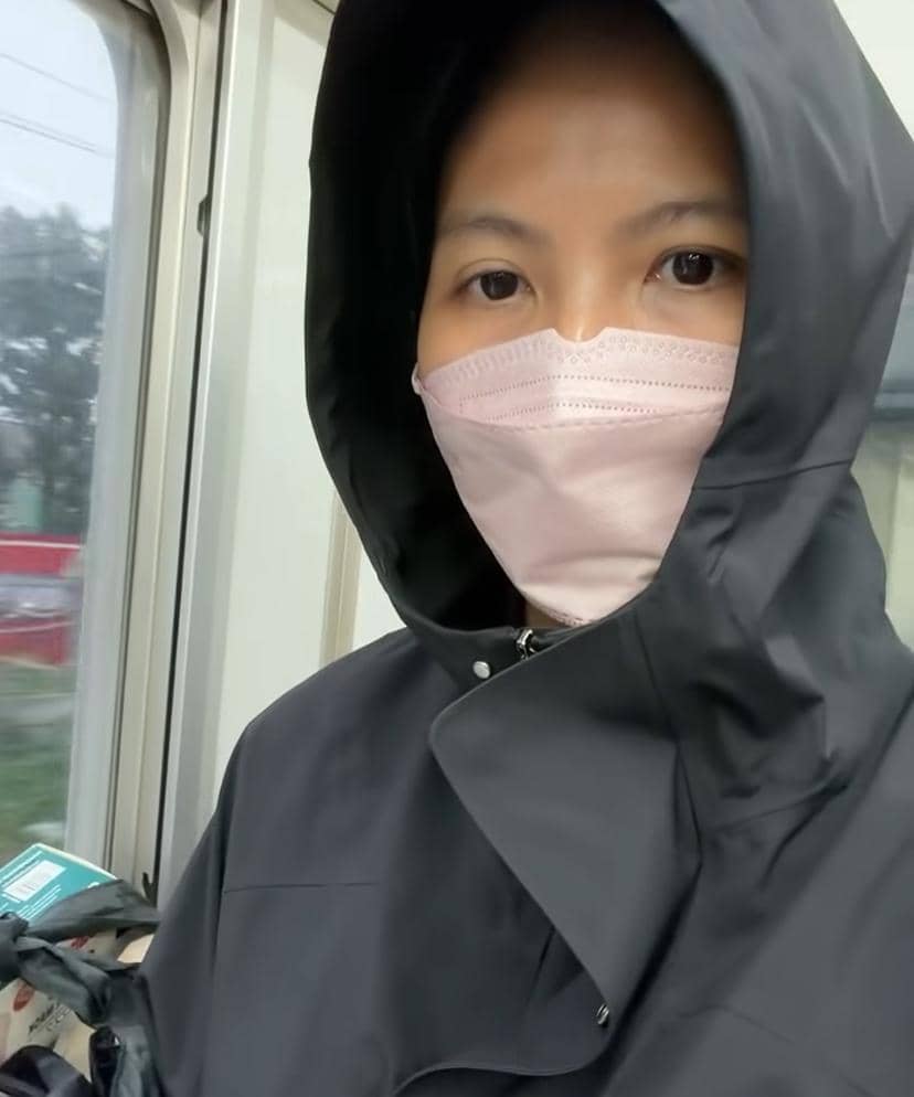 Greysia Polii berada di dalam kereta rel listrik (KRL), dalam potret yang dibagikan melalui akun Instagram pribadinya.